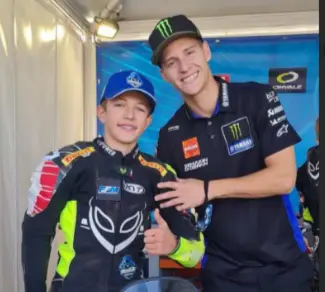 Jeune Matthias Rostagni aux côtés de Fabio Quartararo
