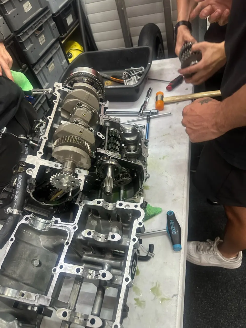 L’équipe mécanique autour de la moto de Matthias Rostagni